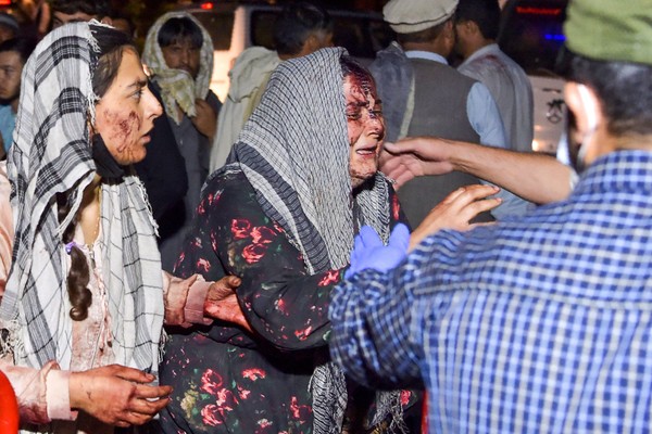 카불공항 근처에서 발생한 연쇄테러로 부상한 아프간 피란민. [연합]