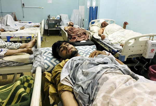 아프가니스탄 수도 카불 공항 외곽에서 발생한 연쇄 자살폭탄 테러로 부상한 시민들이 인근 병원으로 옮겨져 침상에 누워 있다. 탈레반의 정권 장악 이후 서방 국가의 대피 작전이 긴박하게 이뤄지던 카불 공항 인근에서 이날 이슬람국가(IS) 소행의 연쇄 자살폭탄 테러로 인해 대규모 사상자가 발생했다. [연합]