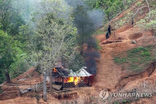 카렌 반군이 4월말 태국 접경 살윈강변에서 미얀마군 전초기지를 불태우는 모습 [연합]