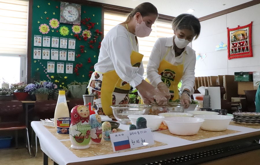제주매일과 함께하는 지역사회통합 프로그램인 다문화 가정 음식만들기 체험이 지난달 29일 열린 가운데 러시아 출신의 베아트리사씨와 현지현씨 테이블에 러시아를 대표하는 마트료시카와 제주를 대표하는 돌하르방이 놓여 있다.