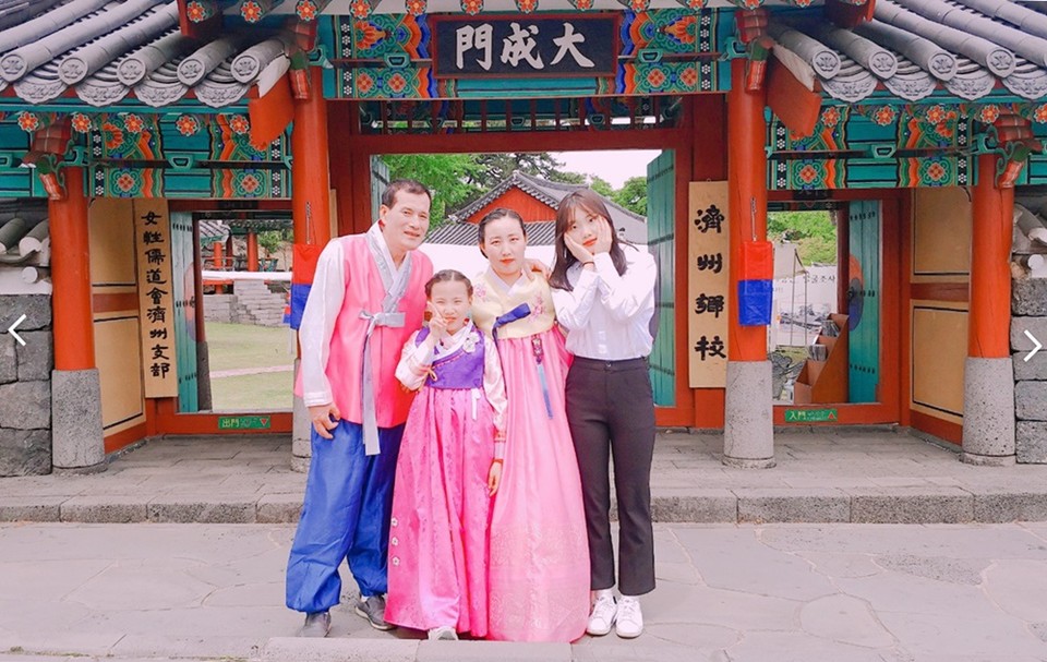 김정희씨 가족이 한복을 입고 포즈를 취하고 있다. 사진은 2019년 5월 1일 합동결혼식 당시 모습.