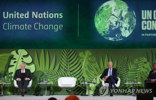 조 바이든 미국 대통령과 보리스 존슨 영국 총리가 2일(현지시간) COP26에서 산림·토지 이용 관련 세션에 참가하고 있다.