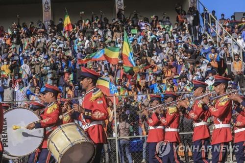 4일(현지시각) 에티오피아 수도 아디스아바바의 아베베 비킬라 스타디움에서 에티오피아 군악단이 신병 모집을 위한 의식 동안 연주를 하고 있다.