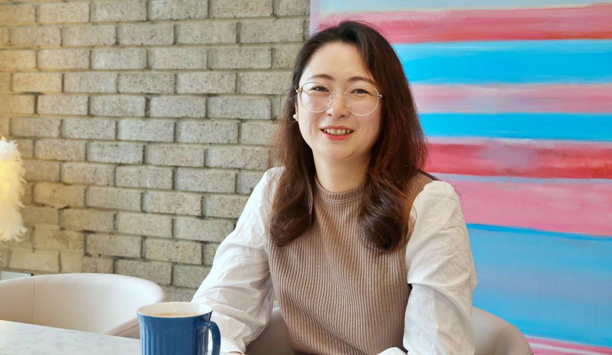 2008년 제주도로 유학온 중국 출신 장영씨가 이야기를 나누고 있다.