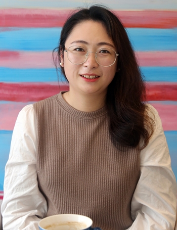 2008년 제주도로 유학온 중국 출신 장영씨가 이야기를 나누고 있다.