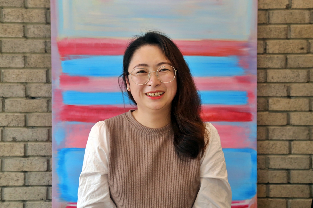 2008년 제주도로 유학온 중국 출신 장영씨가 이야기를 나누고 있다.