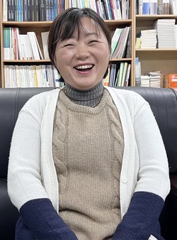 2004년 서울을 거쳐 2005년 제주도로 이주한 김가연씨가 이야기를 나누고 있다. 