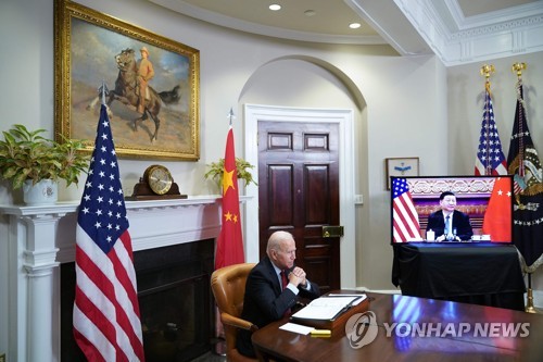 조 바이든 미국 대통령이 15일(현지시간) 워싱턴 백악관 루즈벨트룸에서 시진핑 중국 국가주석과 화상 정상회담을하고 있다.