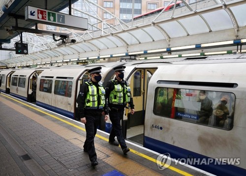 지하철 승객 ‘마스크 착용 여부’ 확인 나선 영국 경찰