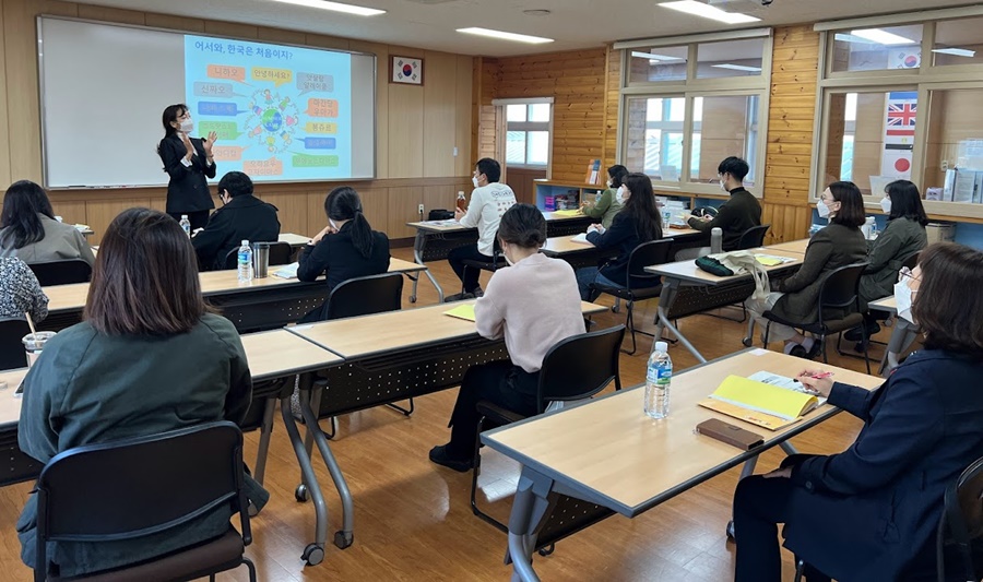 제주도교육청이 다문화학생 정서지원 교원을 대상으로 다문화 수용성 등 직무연수를 진행하고 있다.
