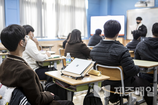 7일 오전 수학 시간 한 표선고 학생이 책상 위에 교과서 대신 노트북을 올려놓고 수업에 임하고 있다.