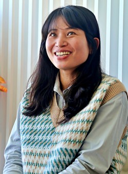 캄보디아 출신 론다비 씨는 하나로마트에서 근무하는 최초의 다문화 이주 여성 노동자다. 그는 남편을 포함해 아들 '셋'을 키우며 한국 김치를 직접 담가 먹는다. 몸이 아프면 된장국이 생각난다는 그는 조용한 성산읍 수산리가 더할나위 없이 좋다고 했다. [사진=최병근 기자]