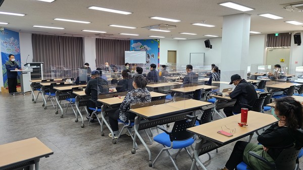 구례군은 특수시책을 '체류형 농업창업지원센터'를 운영하고 있는데 7일 오후 귀농사관학교를 먼저 졸업한 후 구례군에 정착한 선배 귀농인들로부터 소중한 경험담을 듣는 교육을 진행하고 있다. 