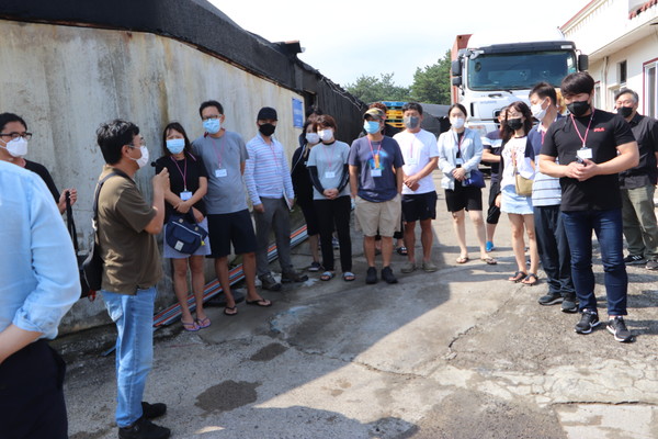 사진은 지난 10월8~11일까지 제주도내 해안마을에서 펼쳐졌던 귀어귀촌체험에 참가해 성산읍 온평리 한 넙치양식장에서 양식장업에 대해 설명을 듣고 있는 예비 이주민들.