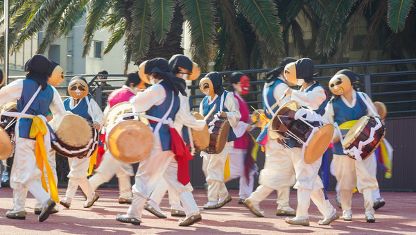 전지구적인 급격한 기후변화로 아예 대도시를 떠나 제주 등으로 이주하는 이주민이 하나의 유행으로 다가올 전망이다.(사진은 지난 10월 열렸던 탐라문화제의 공연 모습)