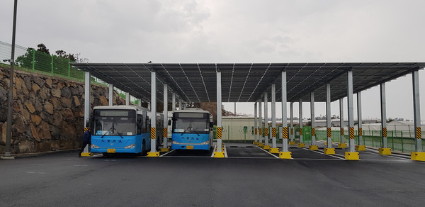 제주도는 애월읍 버스 회차지와 서귀포월드컵 경기장 주차장에 햇빛으로 직접 전기차를 충전하는 EV충전스테이션을 최초로 구축하고 22일부터 본격 운영하고 있다.