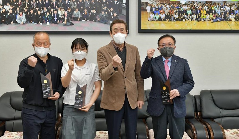 좌측부터 임병기·김은송 수상자, 부평국 도체육회장, 양명환 수상자