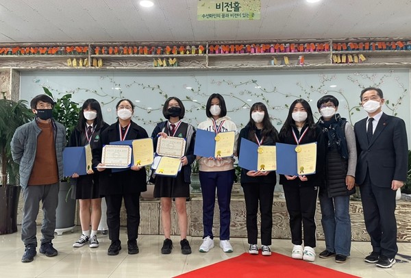 4일 대정여자고등학교에 따르면 3학년 고민지 학생을 비롯한 6명은 지난 2월 열린 ‘2022 대한민국 학생창의력올림피아드’에서 금상을 모두 수상했다.