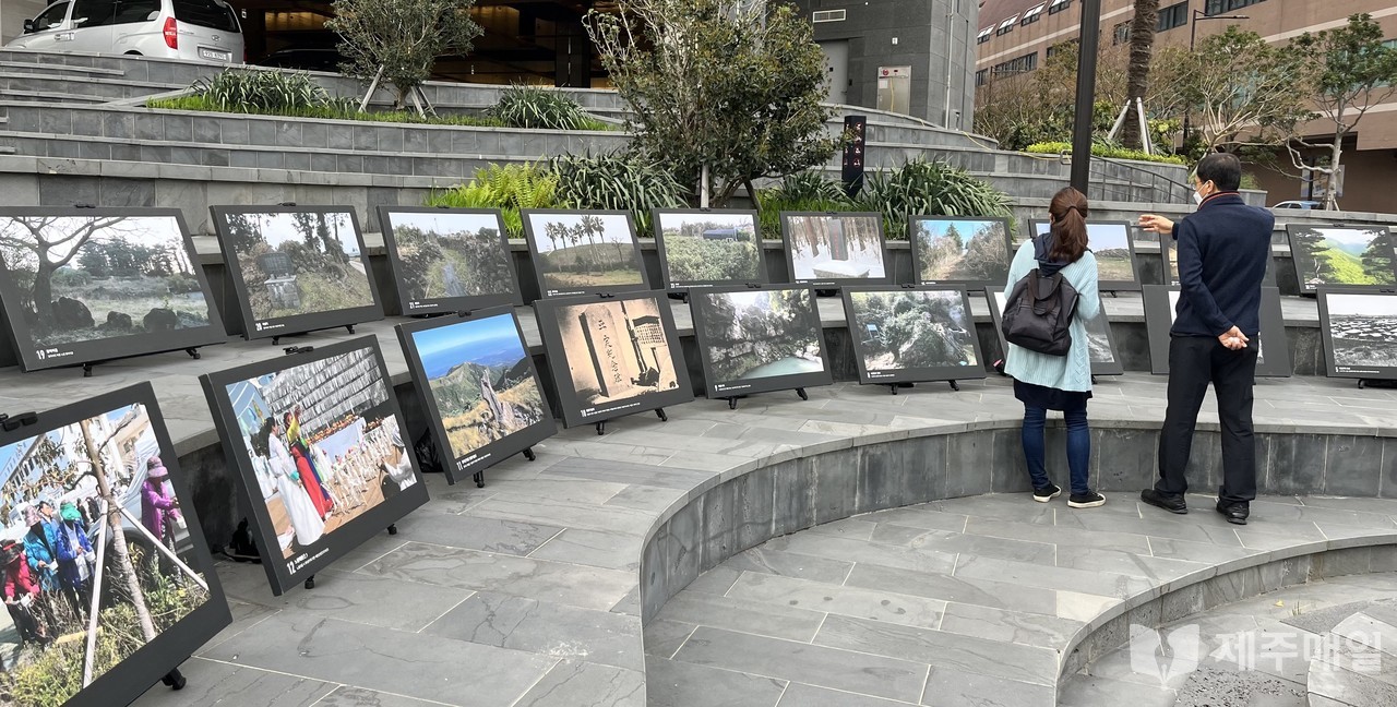 노형동주민자치위원회가 주최하는 ‘노형동 4·3사진전’이 지난 15일부터 20일까지 제주 드림타워 복합리조트 분수대 광장에서 열리고 있는 가운데, 시민들이 전시된 사진을 둘러보고 있다. 