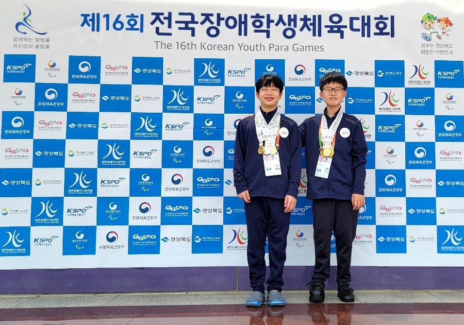 수영 윤주현(왼쪽)·손세윤(오른쪽) 선수