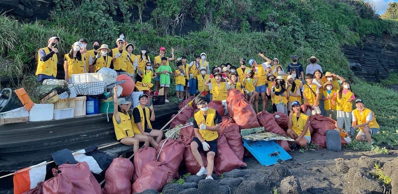 해양쓰레기 수거 활동 조직인 세이브제주바다의 바다정화 활동. [사진=세이브제주바다 페이스북]