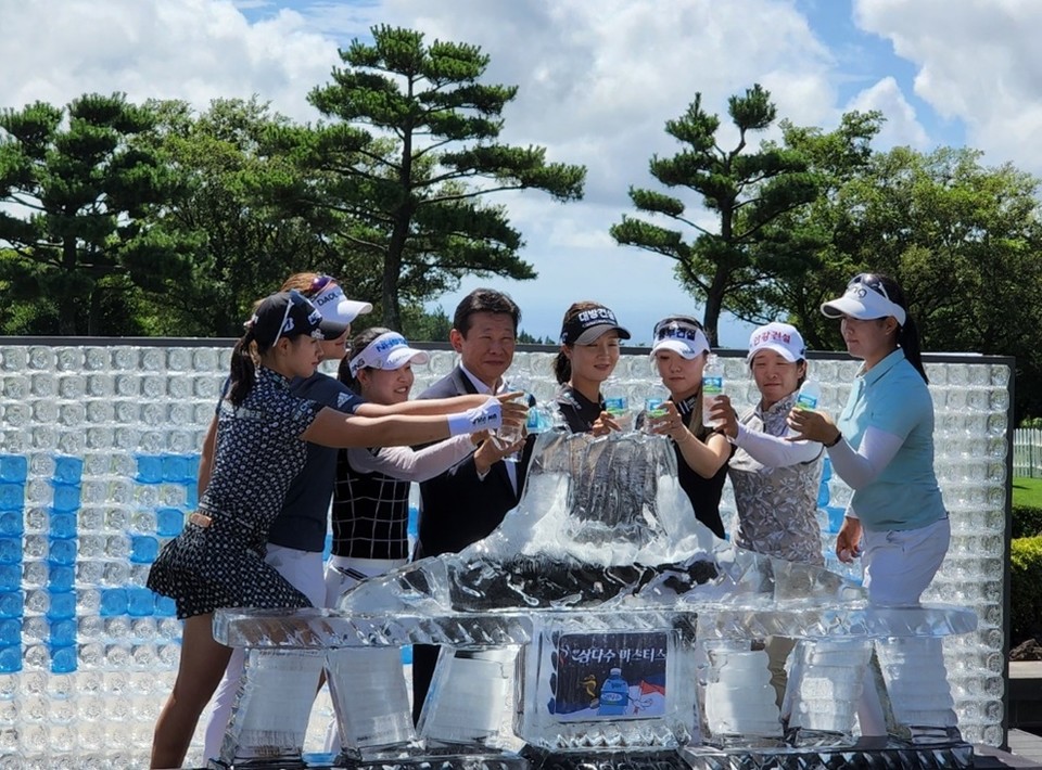 3일 제주도 제주시 애월읍에 위치한 엘리시안 제주 컨트리클럽에서 ’제9회 제주삼다수 마스터스’ 기념 포토행사가 진행됐다. (왼쪽부터) 합수식 진행하는 박현경 프로, 유해란 프로, 박민지 프로, 김정학 제주개발공사 사장, 오지현 프로, 조아연 프로, 임진희 프로, 이세영(A) 선수