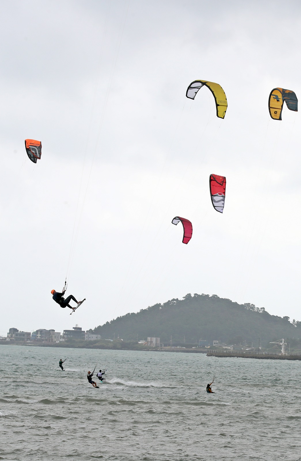 추석 연휴인 11일 오후 성산 광치기해변에서 사람들이 카이트서핑과 윈드서핑을 즐기고 있다. [사진=제주도의회]