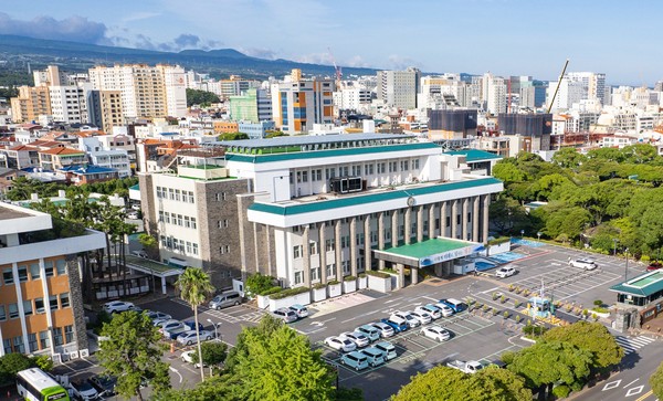 제주도 광역폐기물소각시설 입지선정위원회는 26일 오전 제주도청 본관 4층 탐라홀에서 회의를 열고 신규 광역폐기물 소각시설 신설과 관련 안덕면 상천리를 입지후보지 1순위로 결정했다.