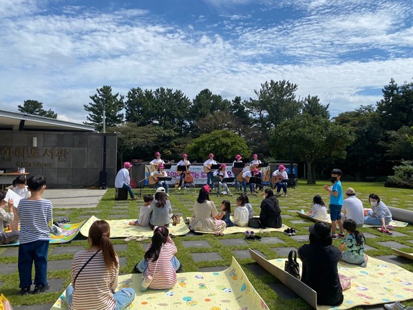 제주작은도서관협회와 한라도서관이 공동 주최하는 독서의달 책잔치가 지난 25일 한라도서관 야외마당 등에서 열렸다.