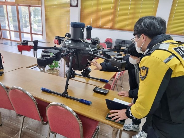 CRC연구센터로부터 드론 실무교육을 받고 있는 제주 자치경찰관. [사진=제주자치경찰단 제공]