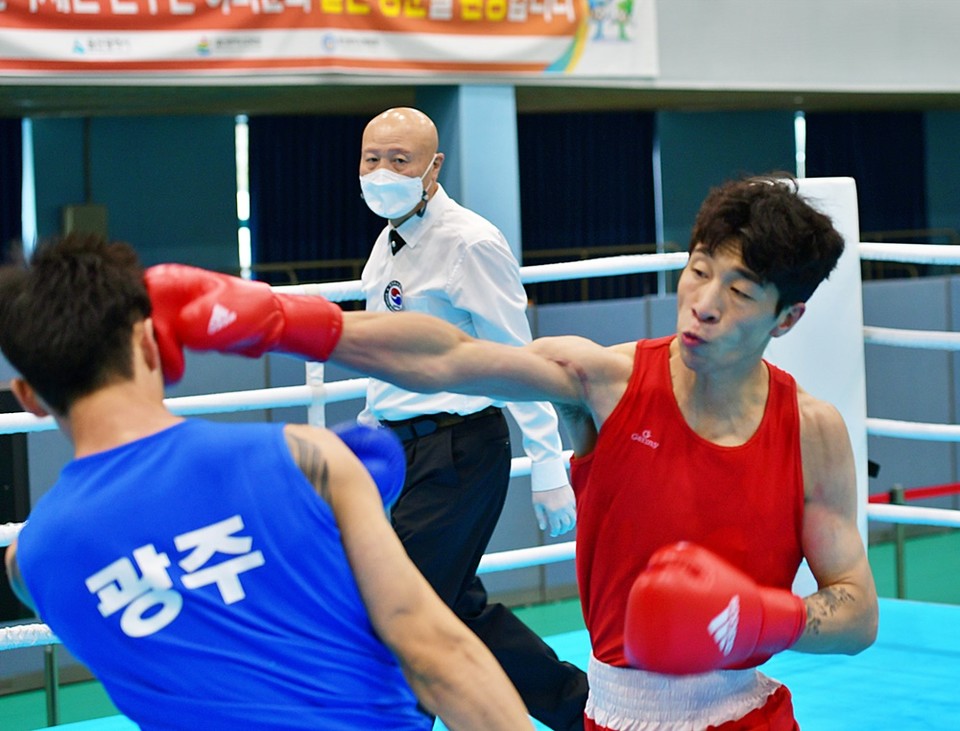 제주의 강현빈 선수가 복싱 경기를 펼치고 있다.