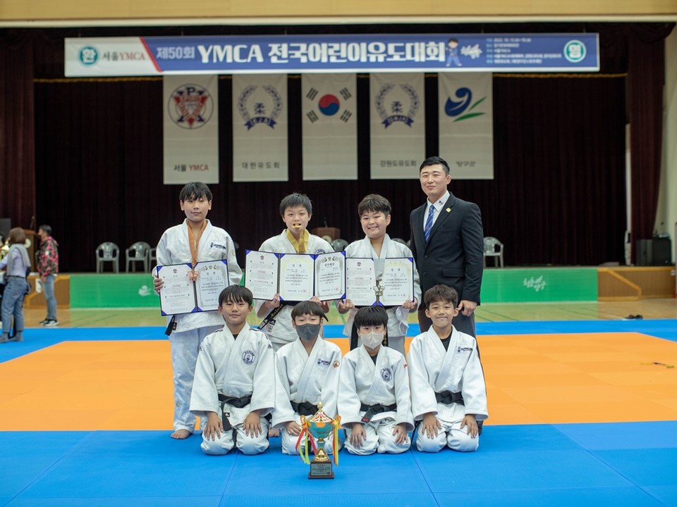 YMCA 전국어린이유도대회에 참가한 한라유도클럽 선수들.