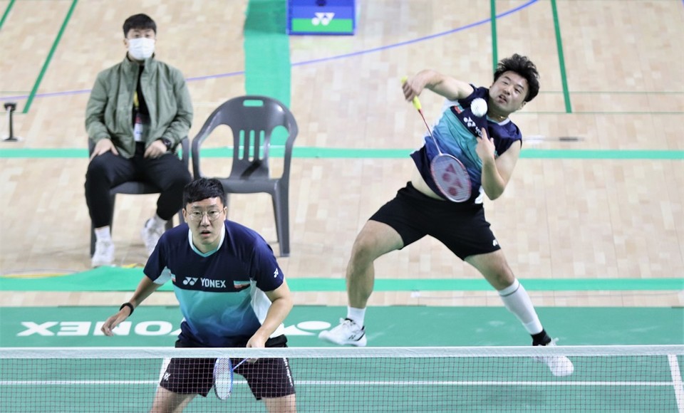 24일 남자 복식 배드민턴 경기를 펼치는 박성환(왼쪽)·신경환(오른쪽) 선수