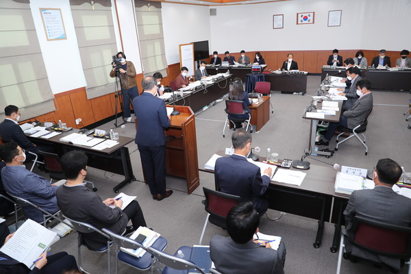 제주도의회 농수축경제위원회(위원장 강연호)가 24일 제주시청에서 행정사무감사를 벌이고 있다. [사진=제주시]