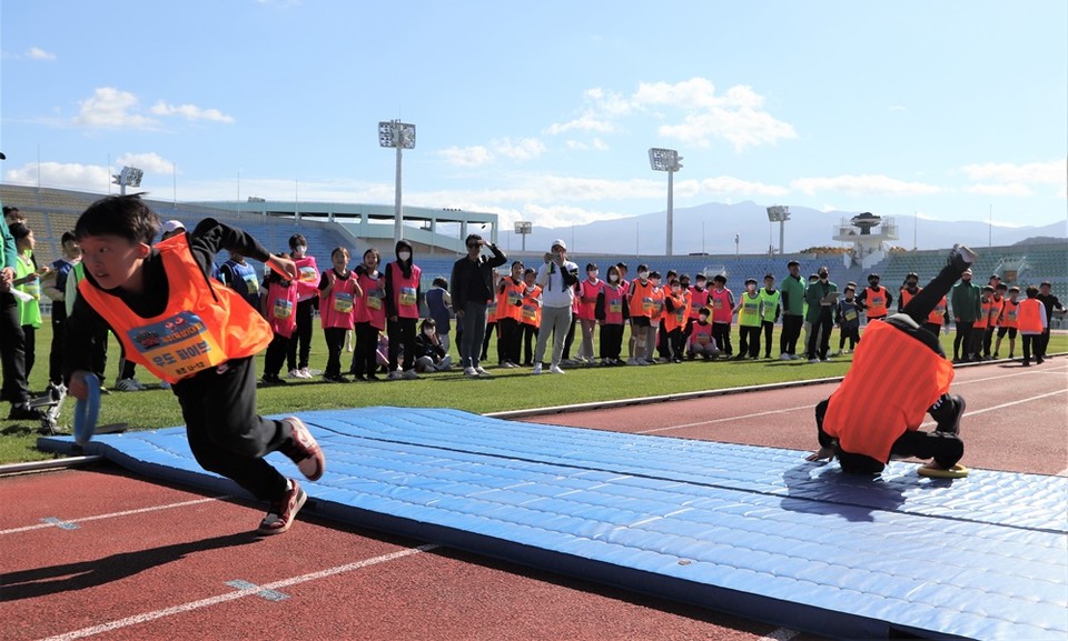 지난 5일 제주종합경기장에서 2022 청소년 스포츠 한마당 제주 육상대회가 진행되고 있다.