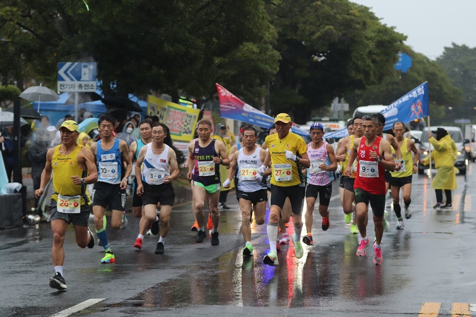 평화의 섬 2022 국무총리기 국제생활체육구간마라톤대회 및 제주도육상연맹회장기 도내생활체육구간마라톤대회가 지난 12일 개최됐다.