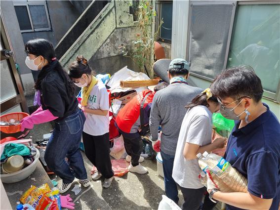 제주도자원봉사센터 주관으로 지난 9월말 제주시 일도이동 소재 어려운 가정을 방문해 주거환경 개선을 위한 봉사활동(장판 교체 및 벽체 방부목 작업, 방충망 교체, 집안 청소 등)을 펼쳤다.