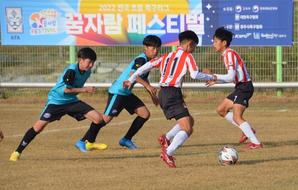 제주서초등학교가 전국 초등 축구리그 꿈자람 페스티벌에 참가해 경기를 펼치고 있다.