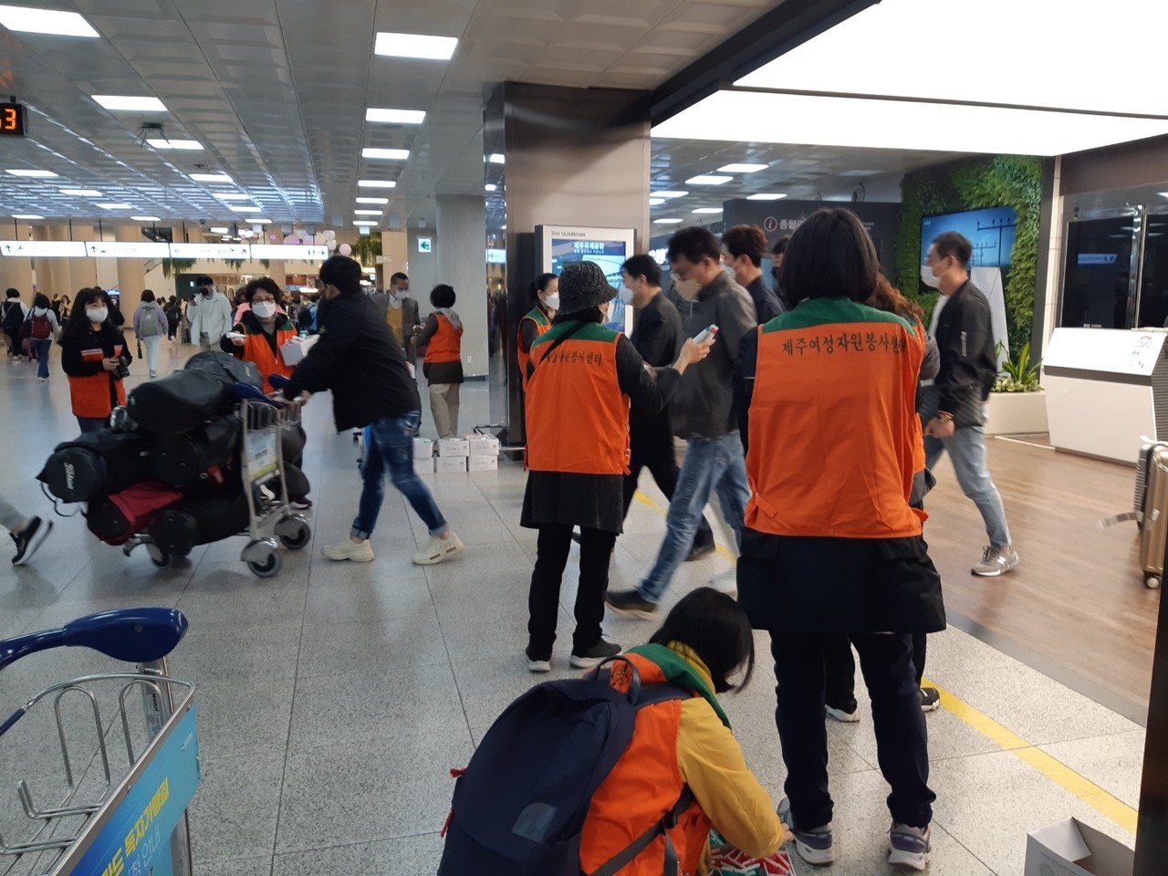 제주국제공항에서 관광객들에게 손 세정제를 나눠주고 있다. 