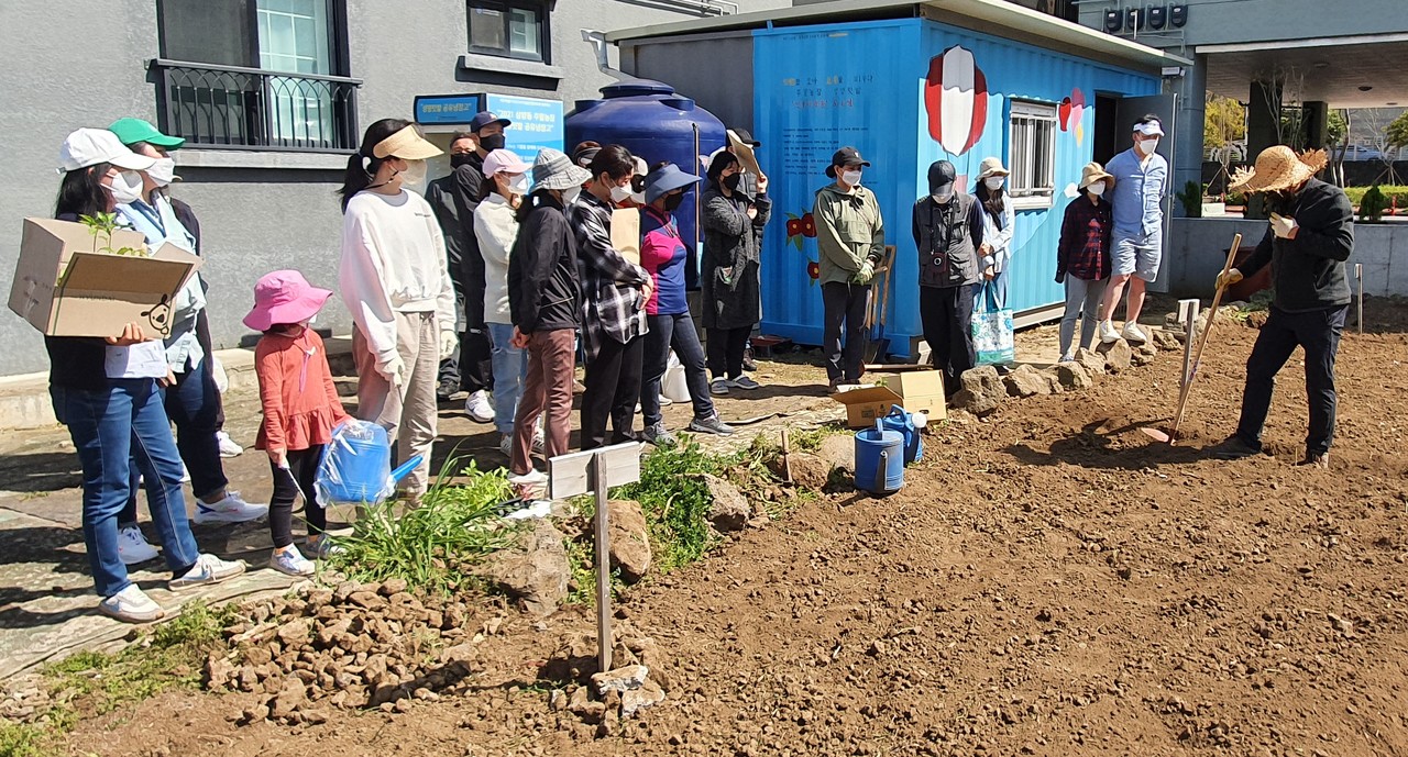 제주도지속가능발전협의회가 도시농업 활성화를 위해 주말농장 생명 텃밭 개장식을 열고 있다. 