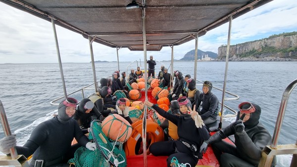 대평리어촌계 해녀들이 물질을 나서기 위해 어선에 탑승, 이동하고 있다.