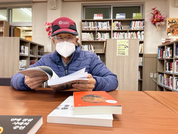 상창바람소리작은도서관의 문규수 할아버지는 최근 건강 관련 책들을 자주 읽는다.