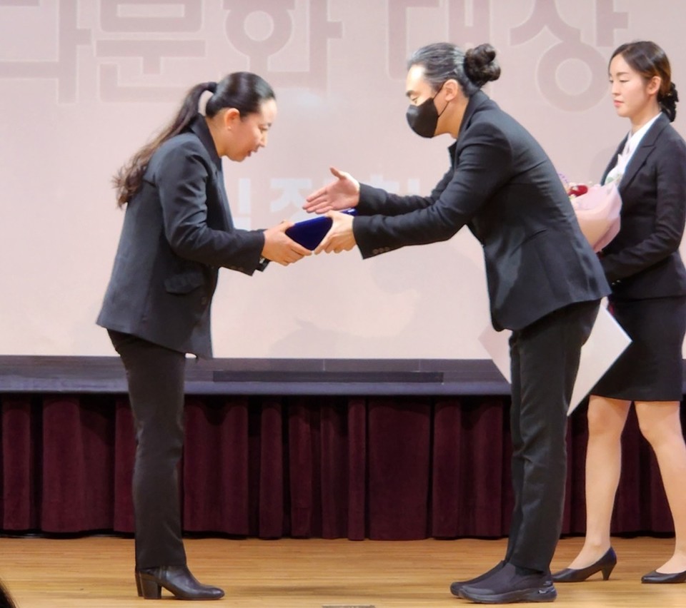 김정희 국제가정문화원 다문화이해강사가 KCTV가 주최한 다문화대상에서 영예의 ‘대상’을 수상하고 있다.