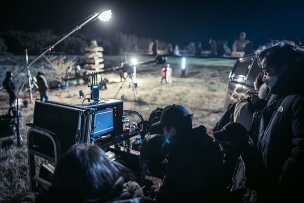 영화, 드라마 로케이션 유치·지원사업이 제주지역경제 활성화에 기여하고 있다. 사진은 제주돌문화공원에서 영화 ‘투란도트’를 촬영하고 있는 모습.