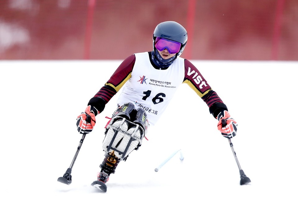‘제주 알파인 스키 간판’ 한상민 선수가 제20회 전국장애인동계체육 마지막 날인 13일 경기를 펼치고 있다.