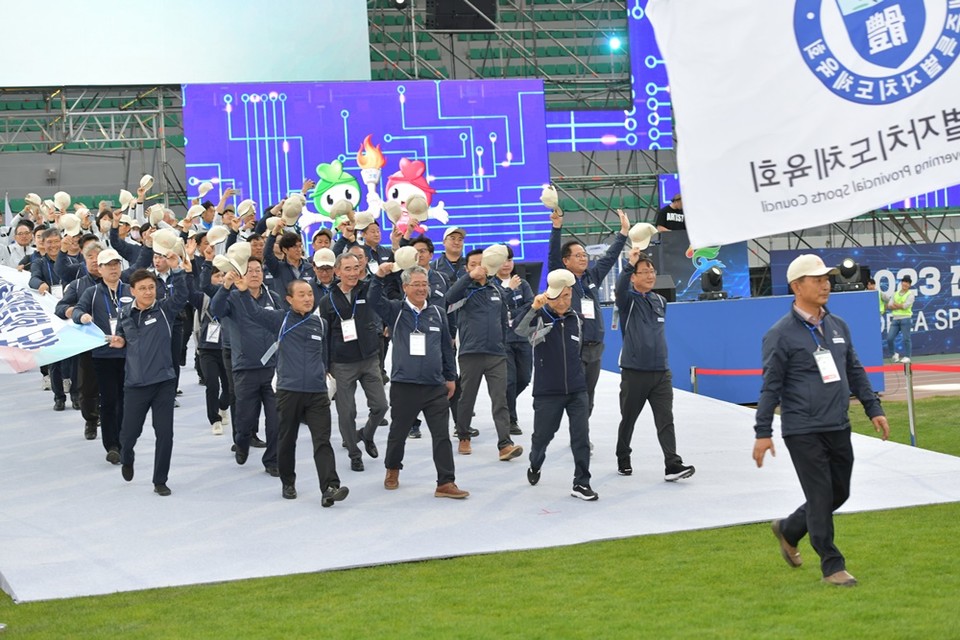 2023 전국생활체육대축전에 참가한 제주도 선수단이 차기 개최지인 울산에 이어 두 번째로 입장하고 있다.