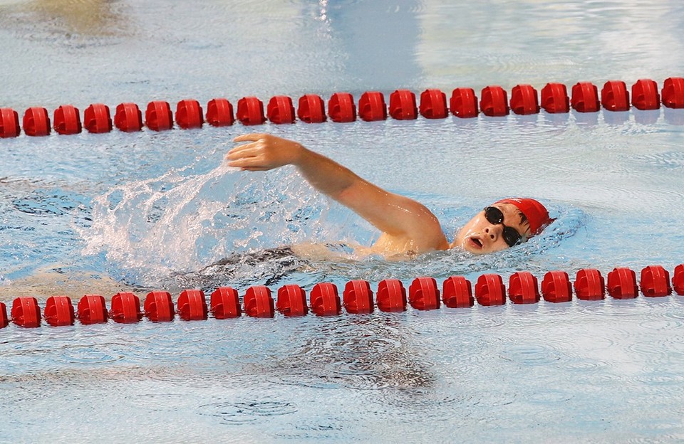 손세윤 선수가 16일 문수수영장에서 열린 남자중학교 수영 자유형 100m 경기에 출전해 금빛 물살을 가르고 있다.