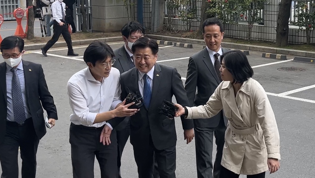 오영훈 제주도지사가 공판을 위해 제주지방법원으로 들어가고 있는 모습. [제주매일 자료사진]
