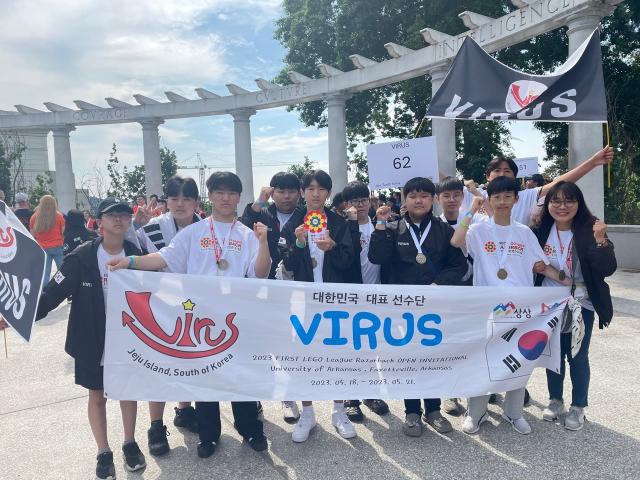 제주도내 중학교 연합 로봇동아리 VIRUS팀이 미국에서 열린 세계로봇대회에 대한민국 대표 선수단으로 출전했다.