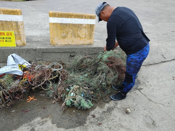 세계 환경의 날(6월 5일)을 맞아 지난 4·5일 이틀간 제주도내 4개소에서 4개 해양정화활동 단체가 해양쓰레기 수거 활동을 진행했다. [사진=조문호 기자]